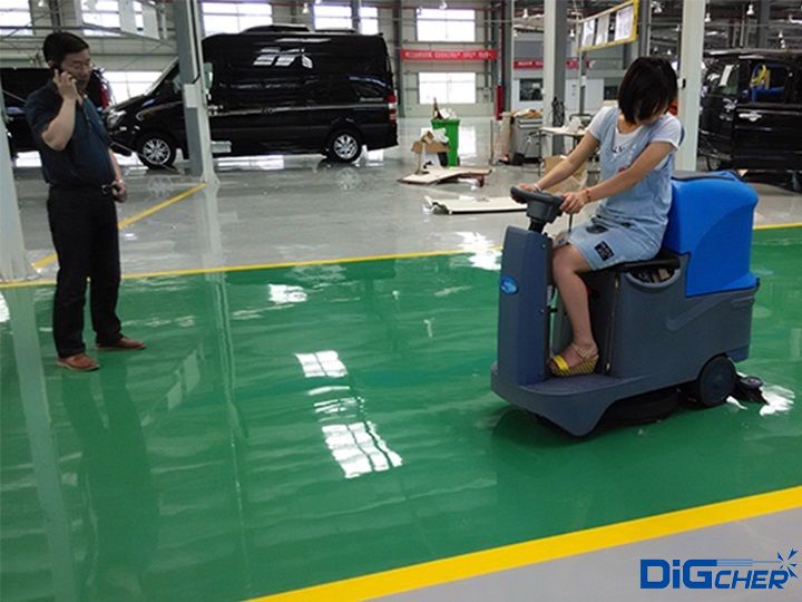 洗(xǐ)地機(jī)在工廠車間作業