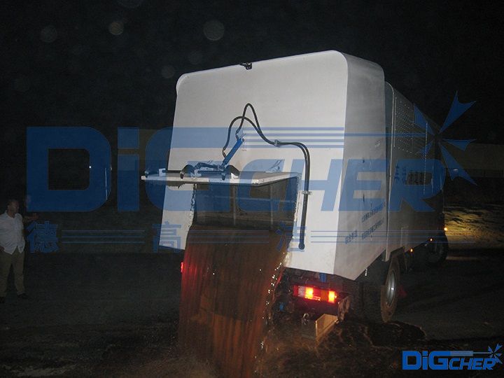 德高潔公鐵兩用軌(guǐ)道清潔車排汙