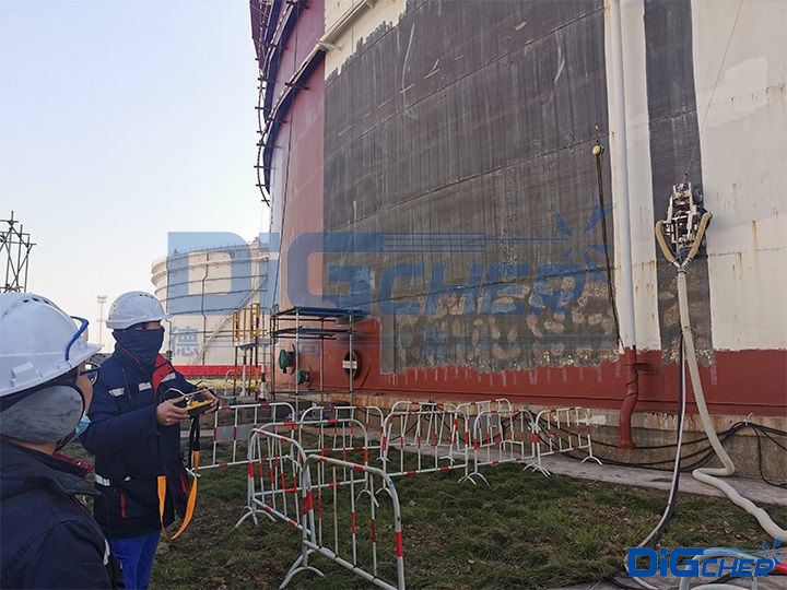 儲（chǔ）罐除鏽機器人作業現場