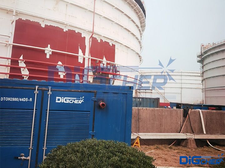 德高潔磁（cí）吸附（fù）儲罐除鏽爬壁機器人超高壓泵站