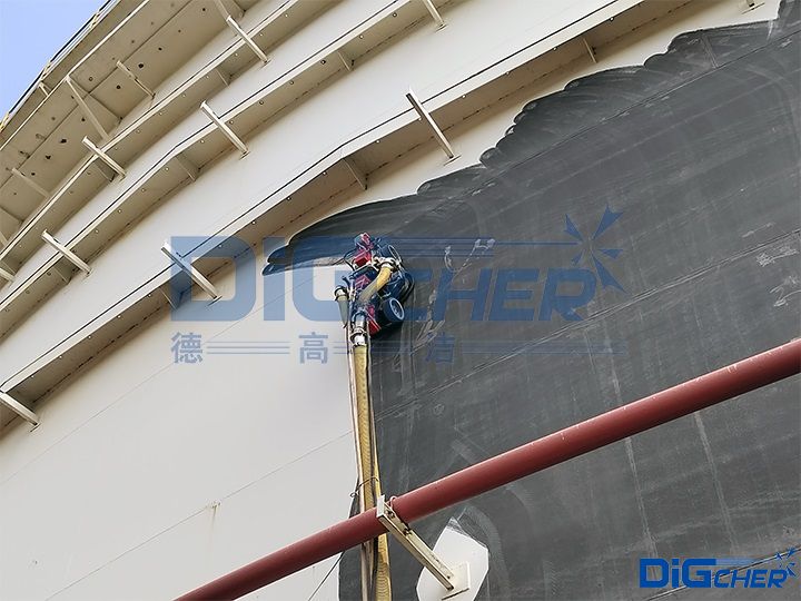 德高潔石化儲罐爬(pá)壁機器人防腐施工