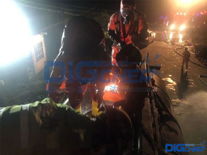 工人清(qīng)洗罐車陷(xiàn)入昏迷亟待救(jiù)援