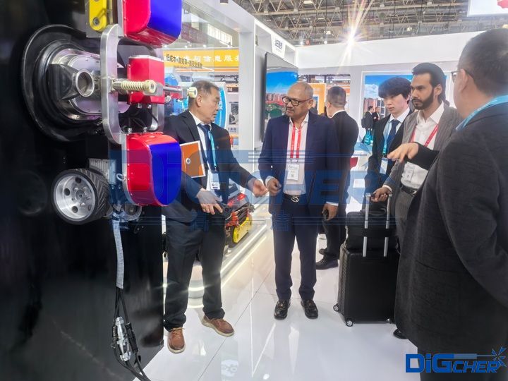 介紹(shào)“爬壁機(jī)器人+超高壓水射(shè)流(liú)除(chú)鏽工藝”