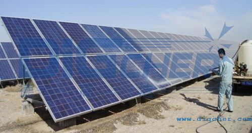 人工手持高壓水槍衝洗太陽能電池板