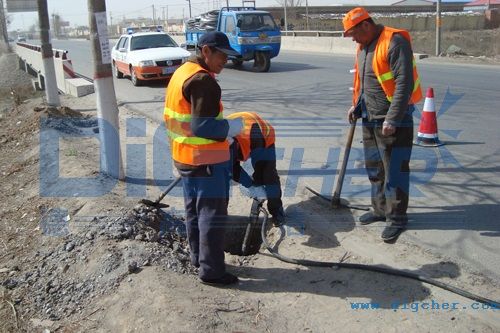 人工風鎬破碎路麵（miàn）