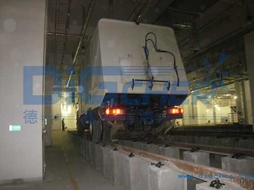 德高潔（jié）公鐵兩（liǎng）用（yòng）軌道清洗吸塵車